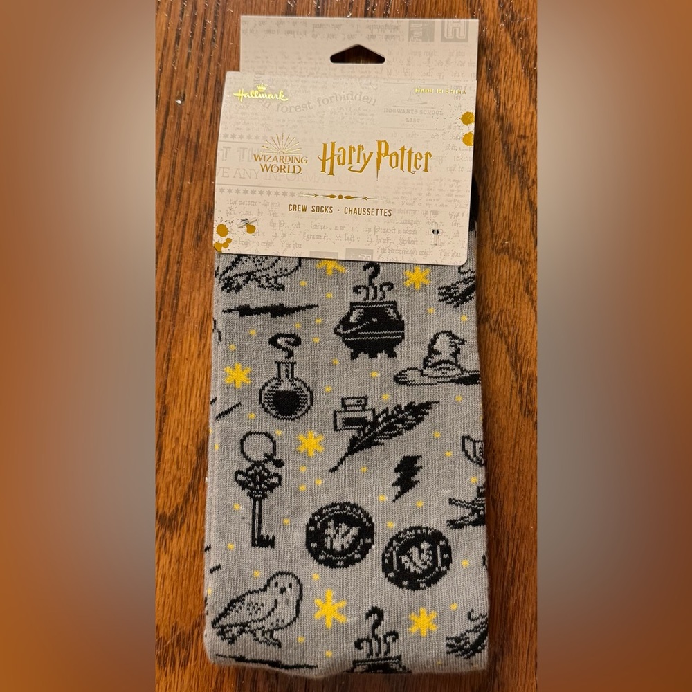 🧦NWT - Hallmark Harry Potter one size fits most crew socks w/ magical symbols